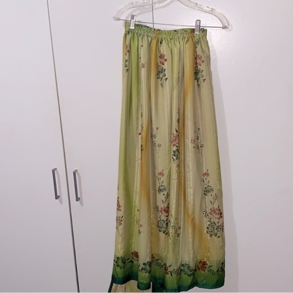 Pre-sewn easy to wear green saree - Picture 4 of 7